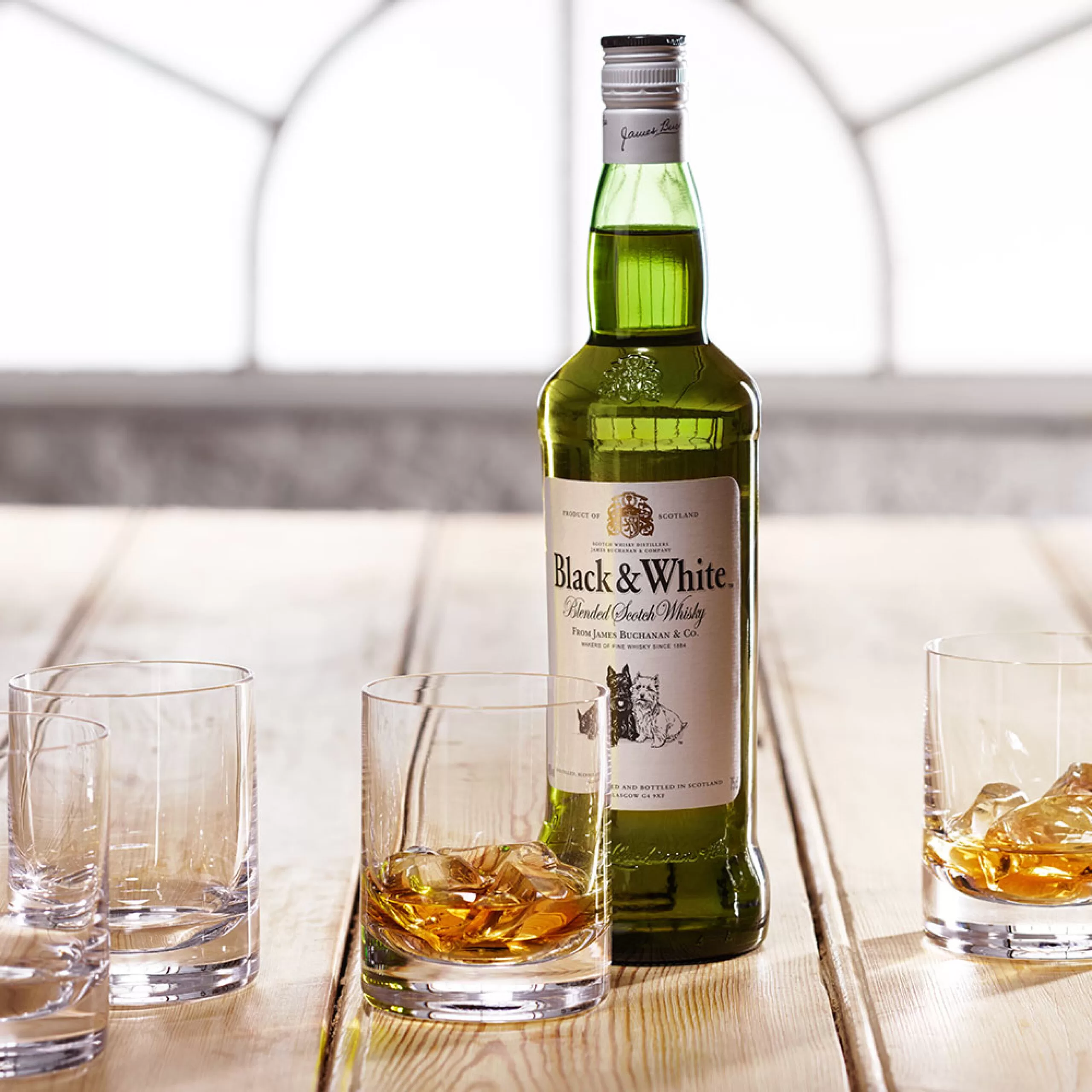 Whisky Black And White 700 ml. 2 Whisky Black And White 700 ml.