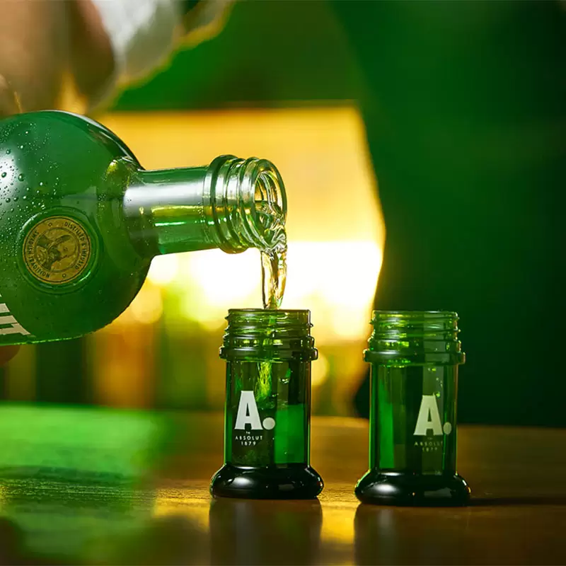 Vodka Absolut Extrakt 700 ml. + 2 Vasos Shot 4 VODKA ABSOLUT EXTRAKT 700 ml.+ 2 SHOTS