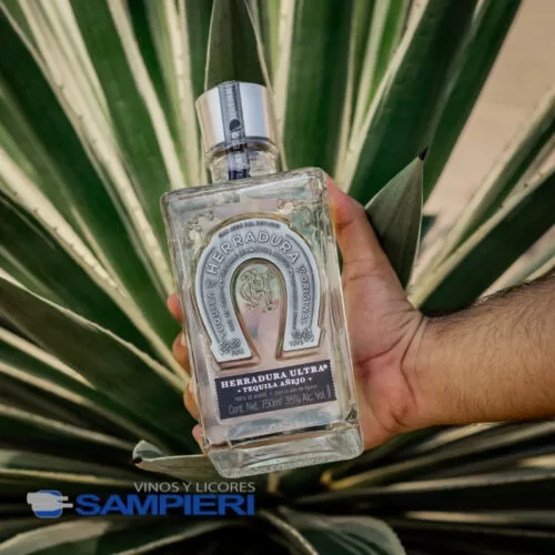 Tequila Herradura Ultra Añejo 700 ml. + Whiskey Woodford Reserve 375 ml. 5 Tequila Herradura Ultra Añejo 700 ml.
