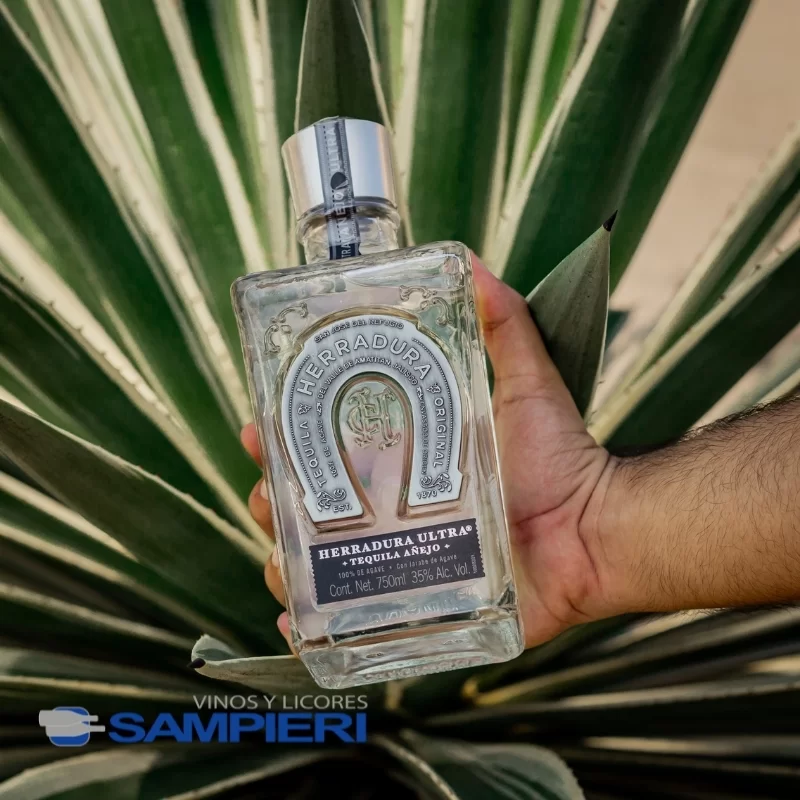 Tequila Herradura Ultra Añejo 700 ml. + Whiskey Woodford Reserve 375 ml. 3 Tequila Herradura Ultra Añejo 700 ml.