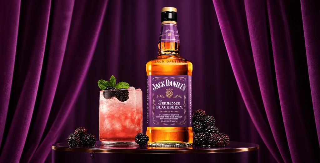 Cómo tomar Jack Daniel's Blackberry 1 Descubre Jack Daniel’s Blackberry, el whiskey con sabor a zarzamora que combina el carácter del Tennessee Whiskey con un perfil frutal. Conoce qué lo hace diferente, cómo tomarlo, qué cócteles preparar y con qué maridarlo.